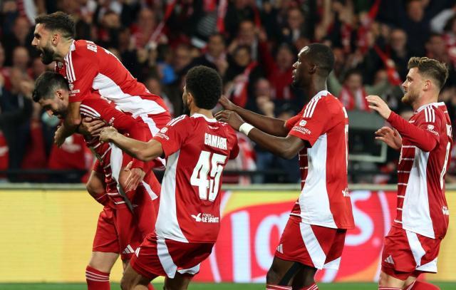 1732584823878060271.jpg 1444x920_et-soudaine-pierre-lees-zizou-frappa.jpg